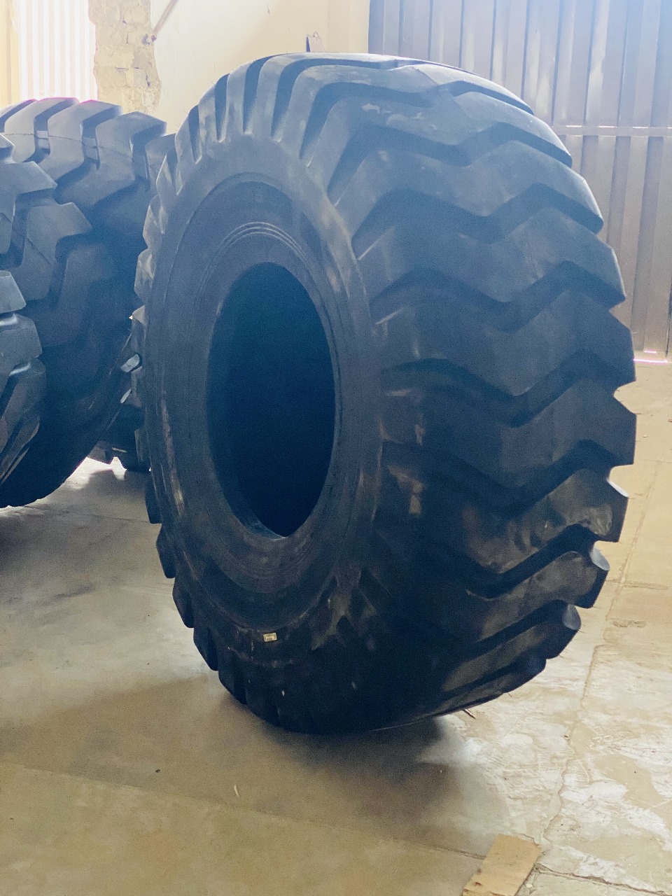 Loader tire 23.5-25 - Image 2