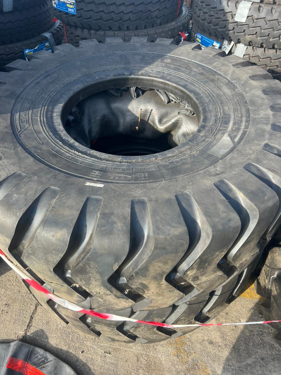 Loader tire 23.5-25